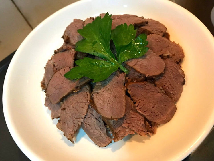 秘卤牛肉的做法
