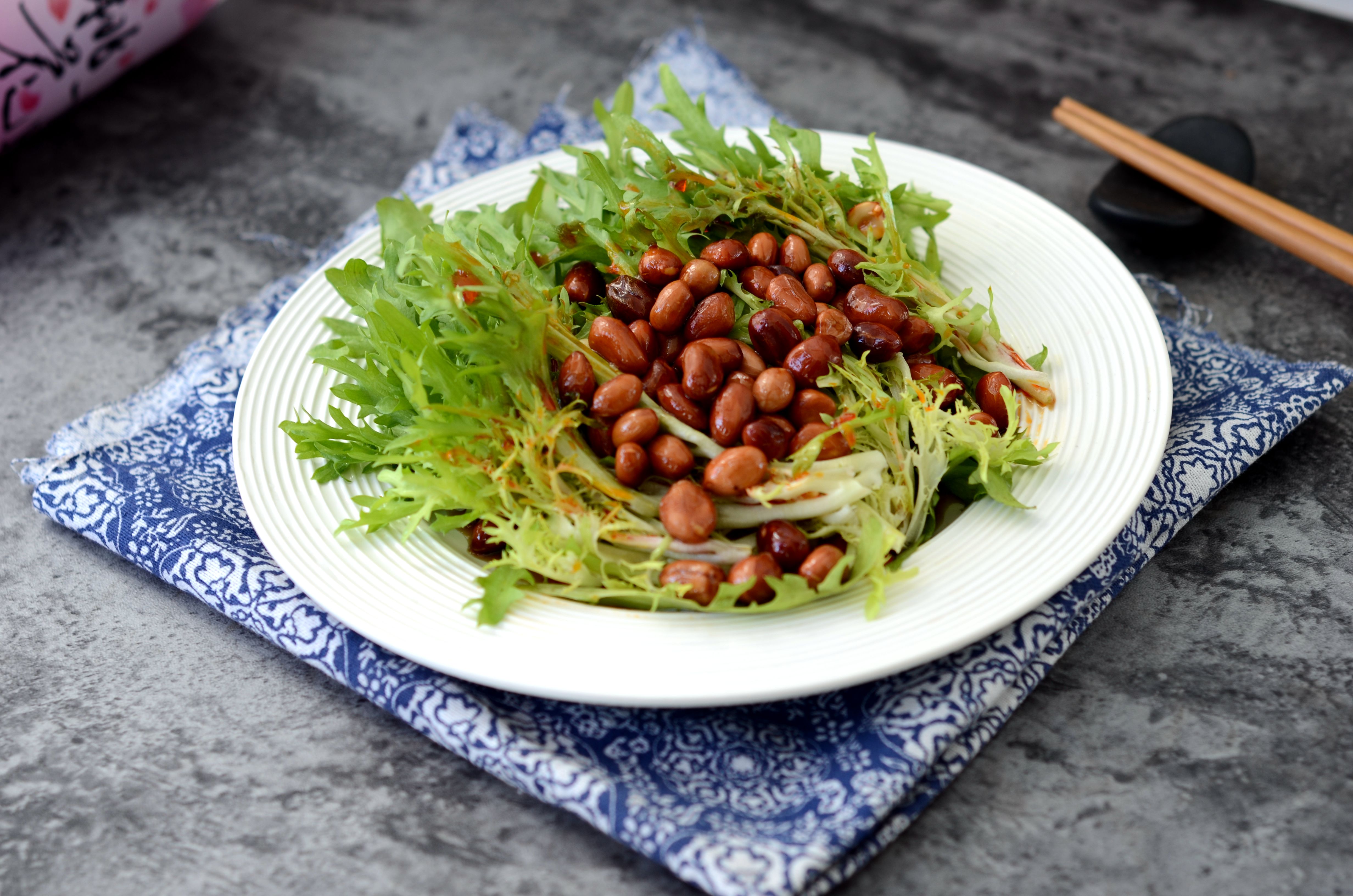 Mixed chrysanthemum with peanuts