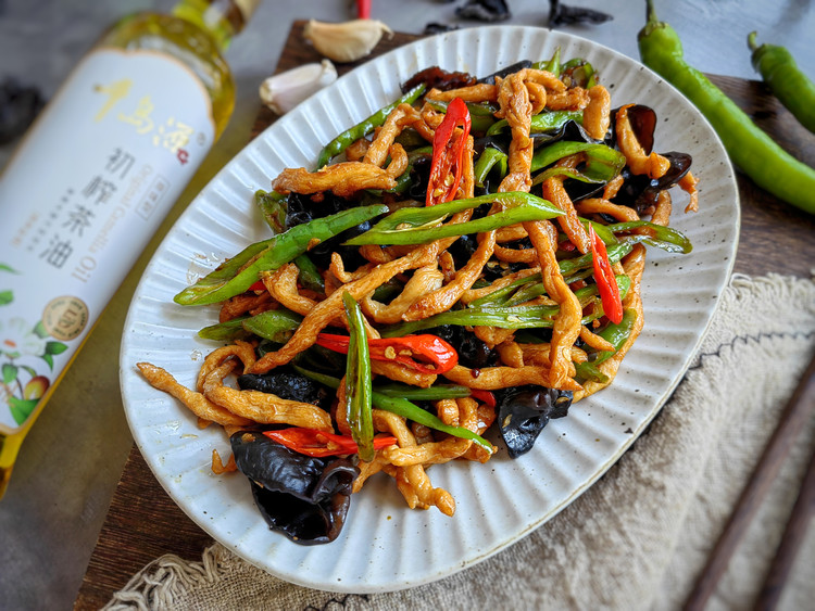 青椒木耳炒肉丝——主打就是一个下饭的做法