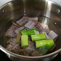 酸菜炖排骨的做法图解3