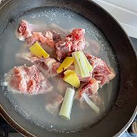 红烧排骨土豆的做法图解1