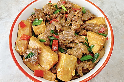 焖芋头炒牛肉