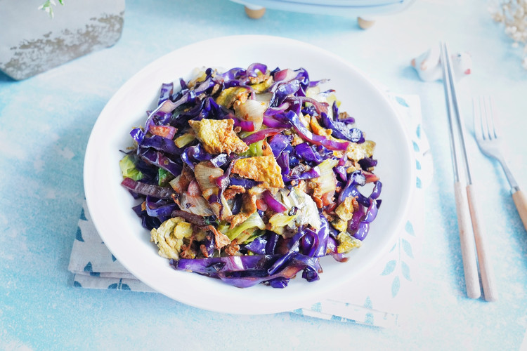紫甘蓝生菜炒鸡蛋的做法