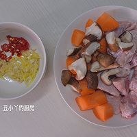 家常菜｜西兰花+红萝卜+焖鸡翅的做法图解1