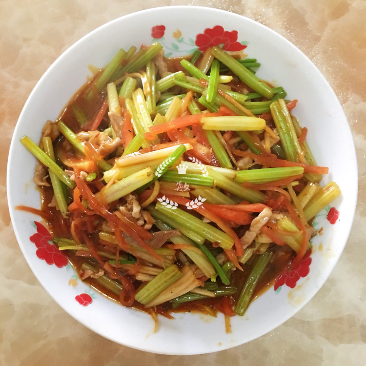 野鸡红—芹菜胡萝卜炒肉丝的做法