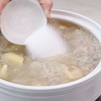 肉嫩汤鲜的春笋小排汤 选对食材无需厨艺 快来围观的做法图解11