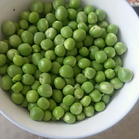 鸡蛋干黄瓜炒豌豆的做法图解2