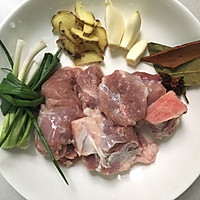 香菇胡萝卜炖排骨的做法图解1