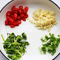 #春季减肥，边吃边瘦#鲜嫩可口的凉拌蕨菜的做法图解2