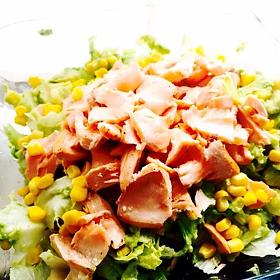 低脂健康的牛油果三文鱼沙拉