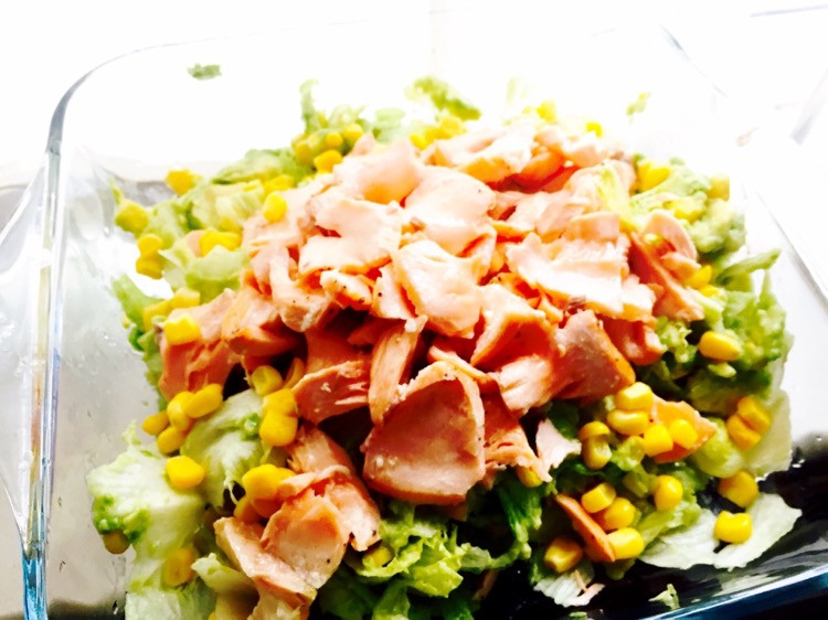 低脂健康的牛油果三文鱼沙拉的做法