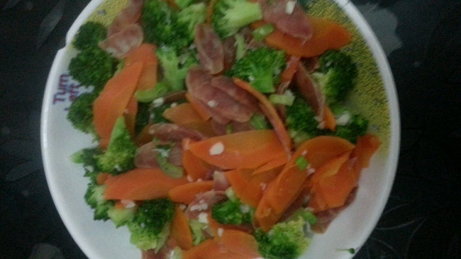 西兰花炒腊肠胡萝卜的做法