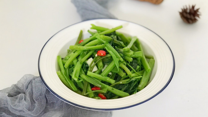 这菜是碱性食物，所含叶绿素有“绿色精灵”之称，常吃洁齿除口臭