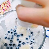 #花10分钟，做一道菜！#蓝莓芭蕉酸奶养乐多思慕雪的做法图解5