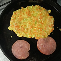 宝宝早餐食谱：蛋饼火腿+八宝粥+奇异果的做法图解5