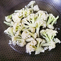 冬日暖暖的干锅花菜的做法图解2
