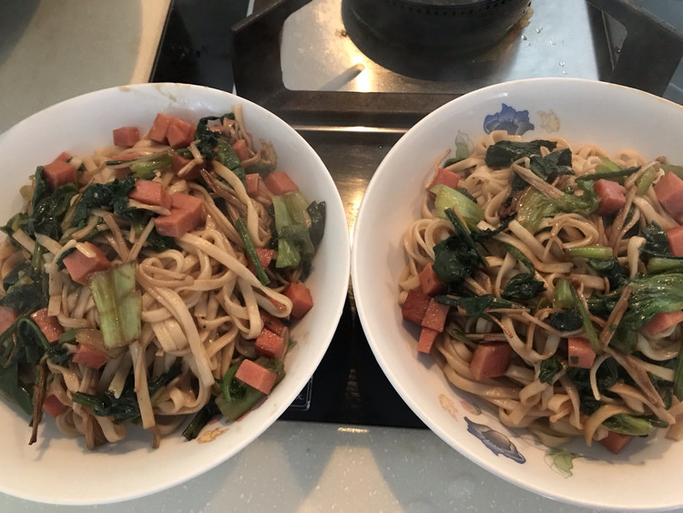 菠菜火腿炒面的做法