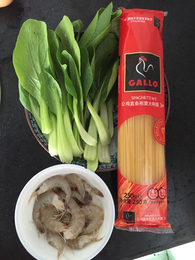 意面新吃法  鲜虾青菜炒意面 吃货必吃的做法图解1