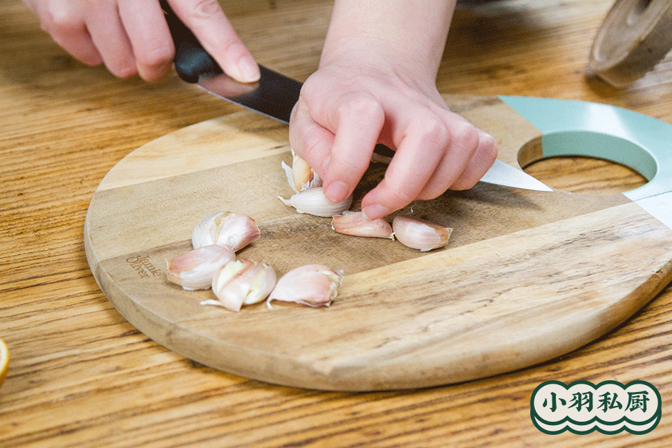 蒜香黄油烤扇贝的做法图解1