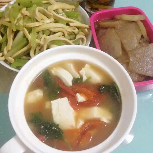 豆腐生菜西红柿汤的做法图解1