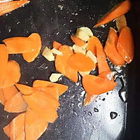 胡萝卜炒西兰花的做法图解4