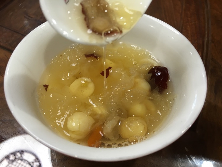 新鲜银耳莲子红枣枸杞汤的做法