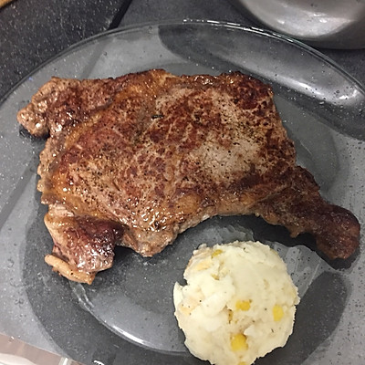 Ribeye steak 肋眼牛排 多汁 外加简易黑胡椒汁