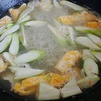 煎蛋丝瓜豆白汤的做法图解3