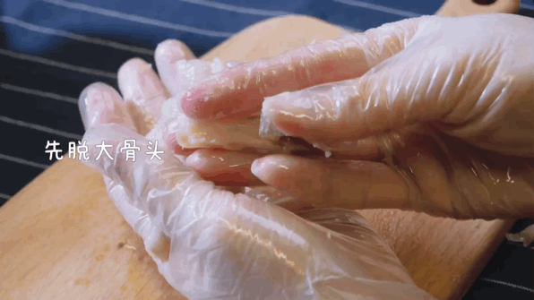 【无骨鸡爪】是被老奶奶啃掉的？5秒教你超快捷脱骨手法！的做法图解4