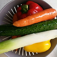 #多力金牌大厨带回家-天津站#五颜六色菠萝时蔬鲜虾炒饭的做法图解2