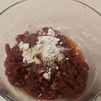泡椒牛肉丝的做法图解1