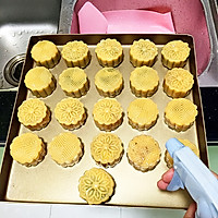 做盘月饼迎中秋——广式翡翠莲蓉蛋黄月饼的做法图解9