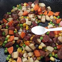 五彩腊肠（香肠）焖饭的做法图解7