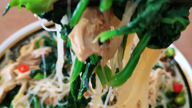 #珍选捞汁 健康轻食季#捞汁菠菜鸡丝海鲜菇的做法