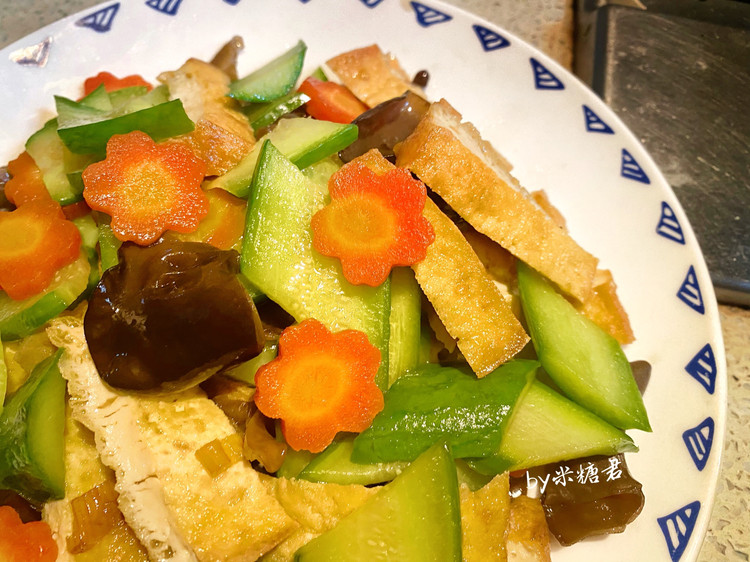 黄瓜油豆腐炒木耳的做法