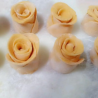 玫瑰花状的胡萝卜馒头的做法图解2