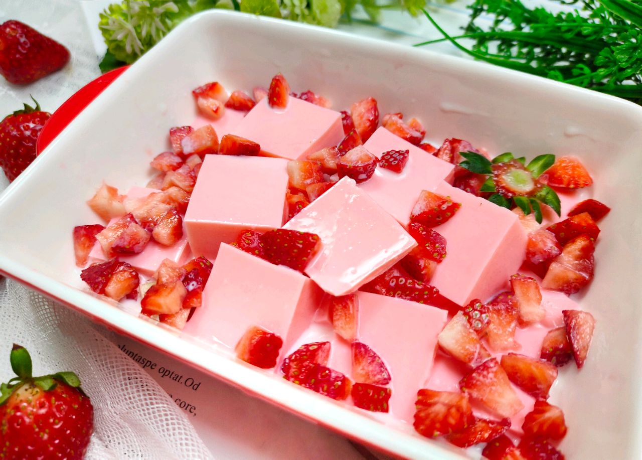 意式奶冻配草莓果冻，意大利甜点，家常菜。照片摄影图片_ID:377788494-Veer图库