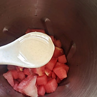 #夏日吃货嘉年华#吃不完的西瓜，赶快做成冰沙吧的做法图解4