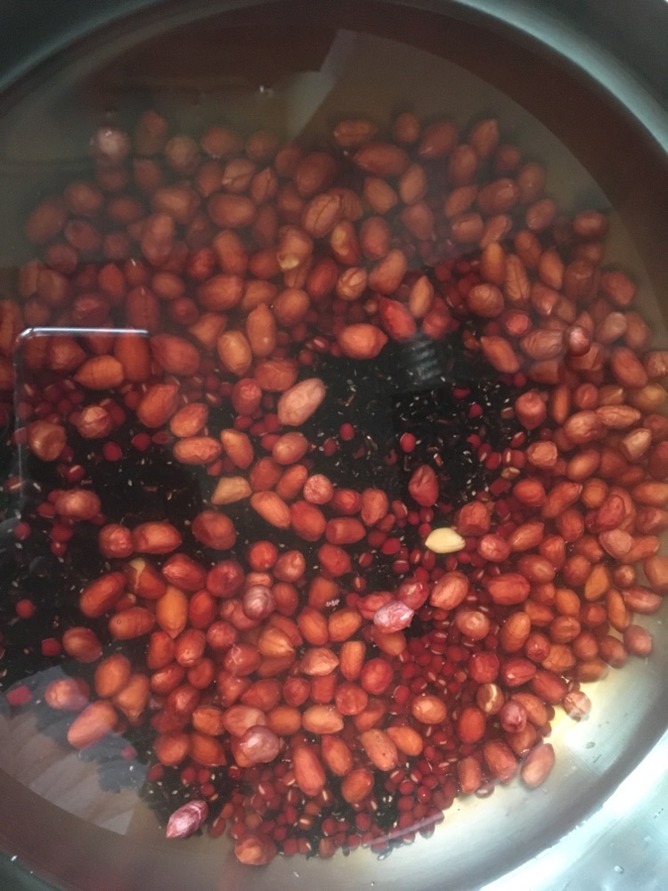 红豆黑米花生红枣粥的做法图解1