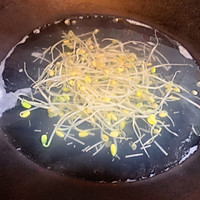 金针菇豆芽酸汤肥牛（简单易做家常菜）的做法图解3