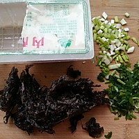 乐乐自家菜--紫菜豆腐汤的做法图解1