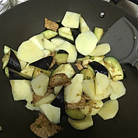 土豆炖茄子的做法图解4