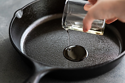 新买的铸铁锅该怎么开锅？做好这些步骤就能把锅养好