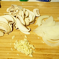 奶油蘑菇穿肠意面佐牛角三明治的做法图解6