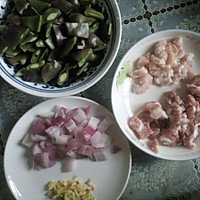 扁豆焖肉饭的做法图解1