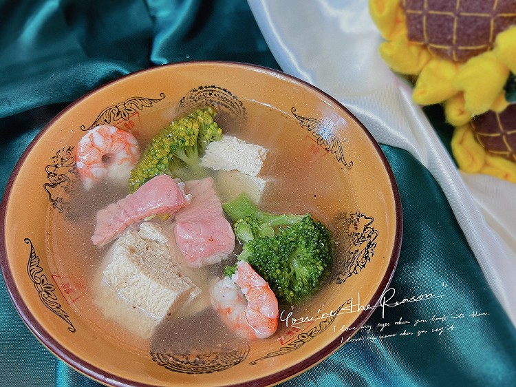 热腾腾的豆腐三文鱼汤的做法