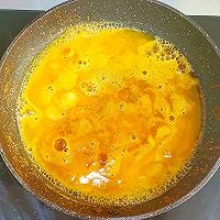 蟹黄豆腐（咸蛋黄版）超下饭快手菜家常菜 （适合新手）的做法图解8