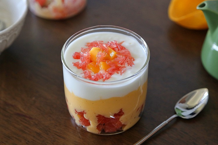 甜甜蜜蜜的小甜品～芒果西柚酸奶杯的做法
