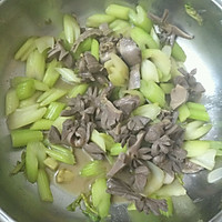 芹菜炒鸭肾的做法图解2