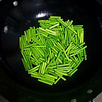 蒜苔炒鸡蛋的做法图解5